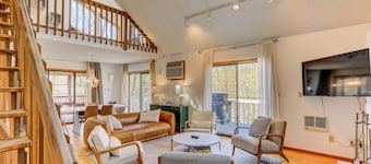 Spacious 5-bedroom Mountain Retreat in Poconos with FREE access to Ski slope