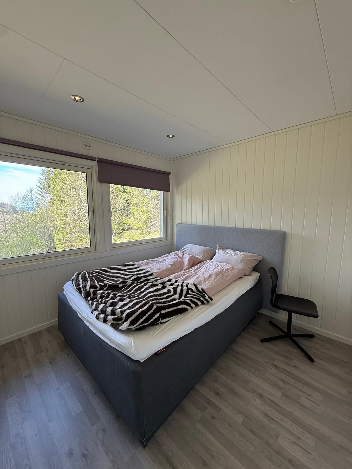 2 bedrooms, desk, WiFi (free), bed sheets