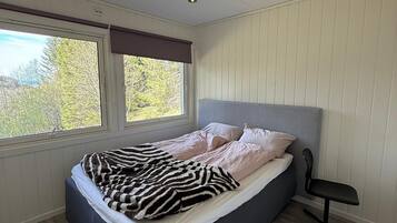 2 bedrooms, desk, WiFi (free), bed sheets