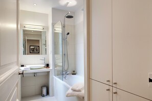 Comfort Apartment | Bathroom - Paris Sevigne Elegant residence (Paris)