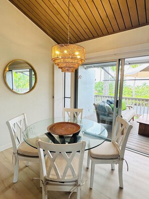 Dining - Charming 1-bedroom condo with AC, WiFi in marvelous Kailua-Kona (Kailua-Kona)
