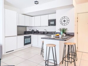 Kjøleskap, ovn, oppvaskmaskin og kjøkkenutstyr