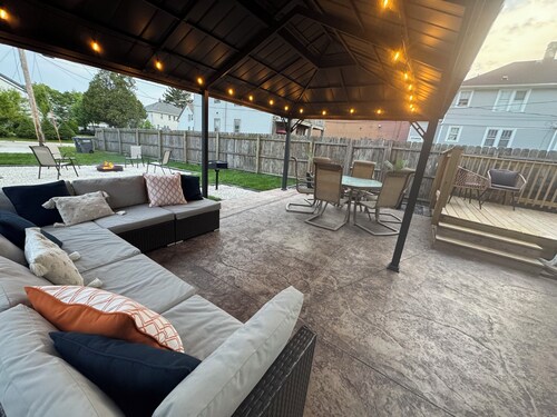 4- Bedroom Retreat w/ Sauna, Game Room, Patio & Walk to Golf, Bars & Restaurants