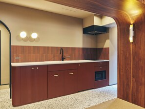 Superior Studio Suite | Private kitchen | Fridge, microwave, stovetop, cookware/dishes/utensils - illi Rug Hamamatsucho (Tokyo)