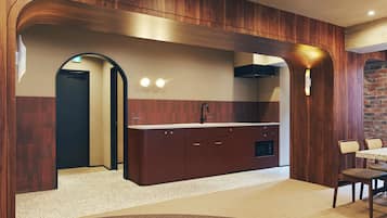 Superior Studio Suite | Desk, laptop workspace, free WiFi