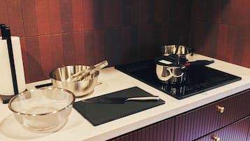 Suite estudio superior | Cocina privada | Frigorífico, microondas, placa de cocina y utensilios de cocina