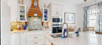 Private Hot Tub, Golf Cart Access, Close to the Beach