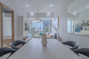 Apartamento superluxo, vista para a cidade | Sala de jantar