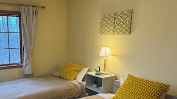 2 bedrooms, travel cot, free WiFi, bed sheets