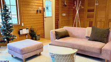 Een smart-tv, een open haard en een stereo