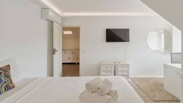 5 bedrooms, desk, iron/ironing board, travel cot