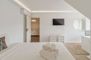 5 bedrooms, desk, iron/ironing board, travel crib