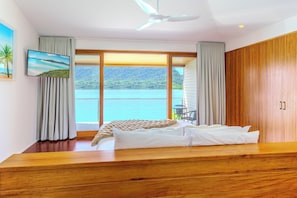 Casa luxo, vista para o mar | Opções para refeição no quarto