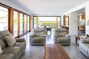 Deluxe House, Sea View | Living area