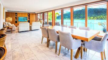 Deluxe House, Sea View | Living area