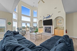 TV connectée, lecteur de DVD, table de tennis de table, livres