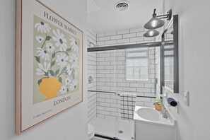 Dusj, hårføner, håndklær og sjampo