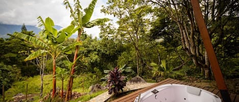 Tina de hidromasaje al aire libre