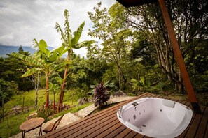 Outdoor spa tub