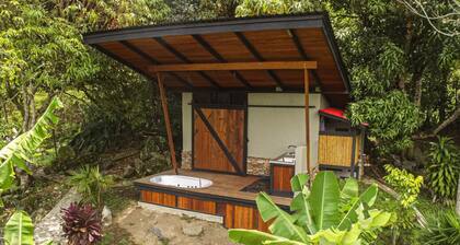 Elegant Eco Cabin: Jacuzzi, Nature, and Waterfalls.