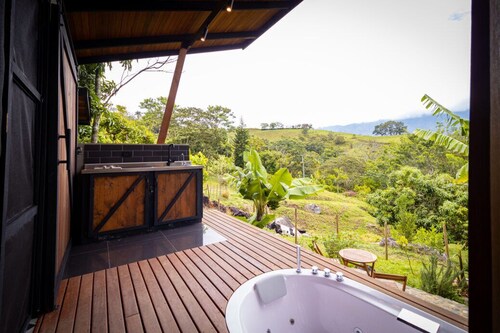 Elegant Eco Cabin: Jacuzzi, Nature, and Waterfalls.