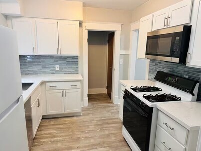 Spacious 4-bedroom House Near UB & Niagara Falls