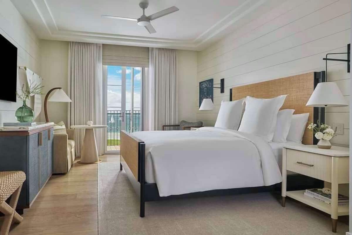 Room, 1 King Bed, Balcony (Waterfront) | In-room safe, blackout drapes, iron/ironing board