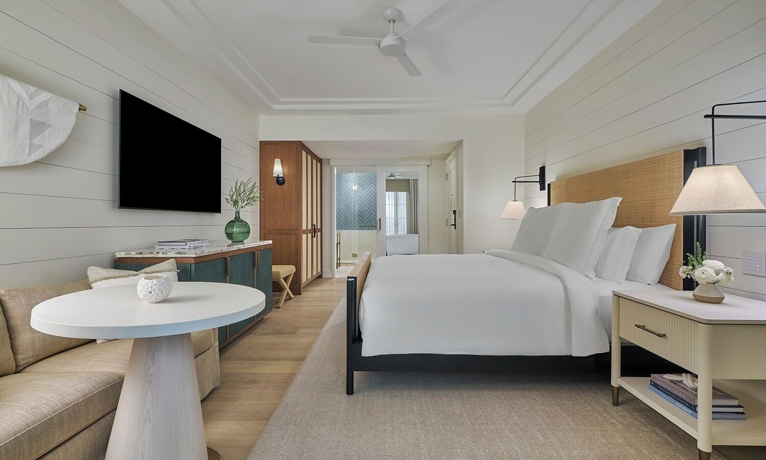 Premier Room, 1 King Bed | In-room safe, blackout drapes, iron/ironing board