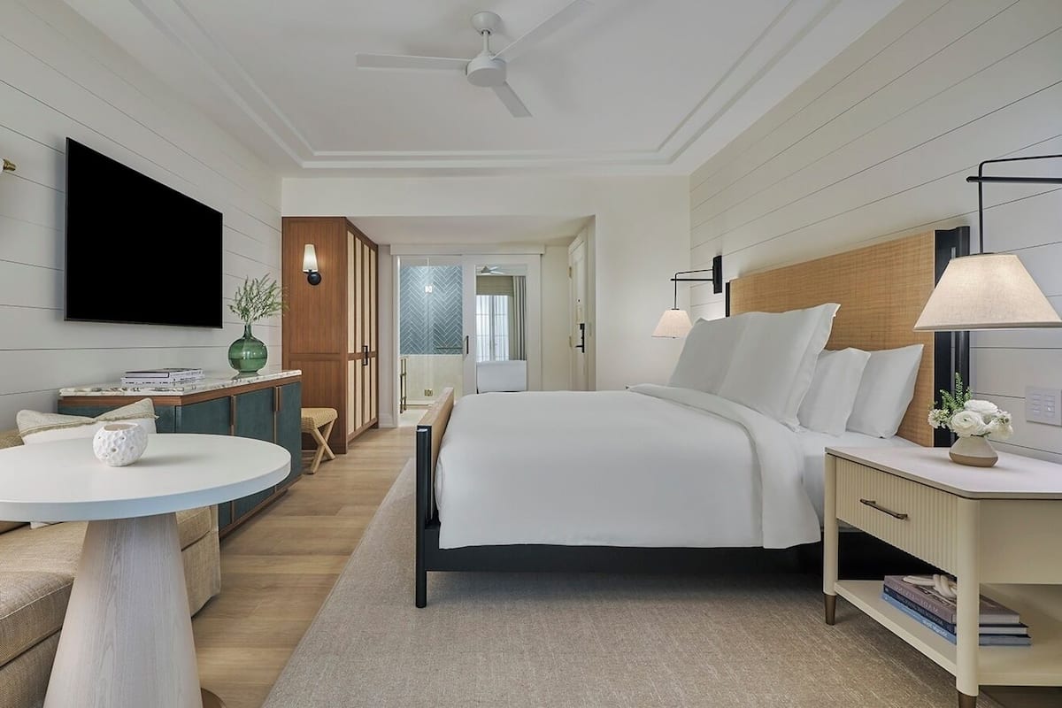 Premier Room, 1 King Bed | In-room safe, blackout drapes, iron/ironing board