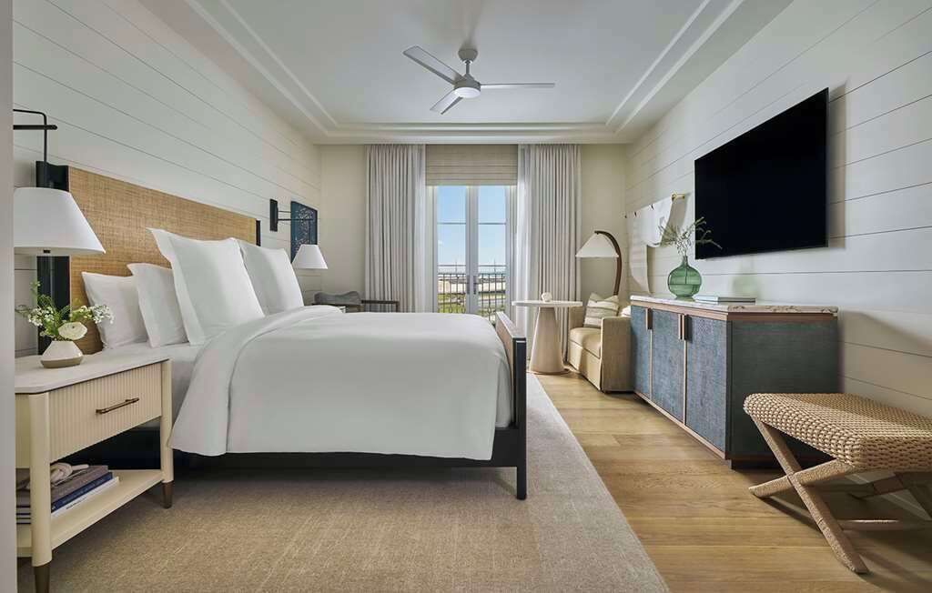 Premier Room, 1 King Bed, Balcony | In-room safe, blackout drapes, iron/ironing board