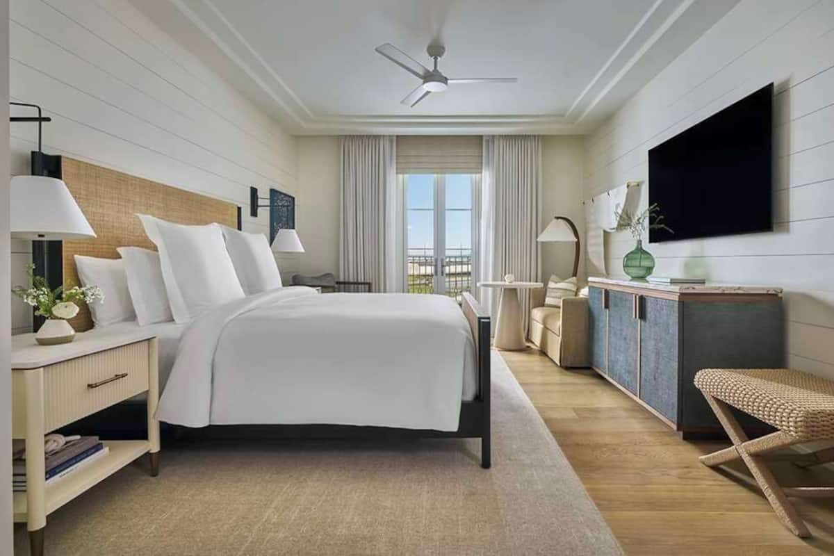 Premier Room, 1 King Bed, Balcony | In-room safe, blackout drapes, iron/ironing board