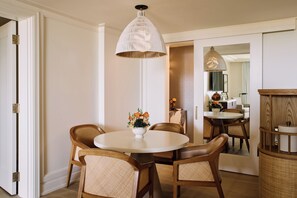Suite, 1 King Bed with Sofa bed - The Cooper (Charleston)
