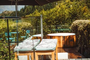 Outdoor spa tub - Ora° Retreat Fern Room Cozy Nature Retreat (Queenstown)