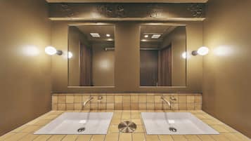 Superior Room | Bathroom | Shower, hair dryer, towels, shampoo