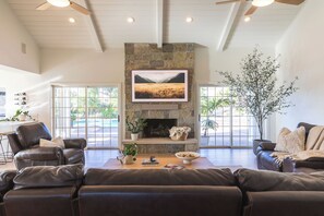 Smart TV, chimenea, videojuegos, futbolito