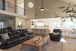 TV connectée, cheminée, jeux vidéo, baby-foot