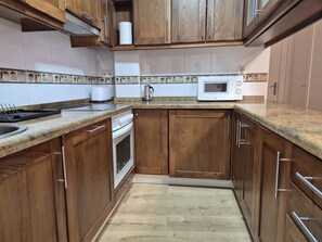 Kjøleskap, mikrobølgeovn, ovn og oppvaskmaskin