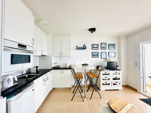 Kühlschrank, Ofen, Wasserkocher mit Kaffee-/Teezubehör, Toaster