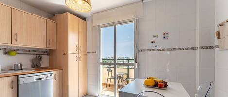 Réfrigérateur, micro-ondes, four, lave-vaisselle