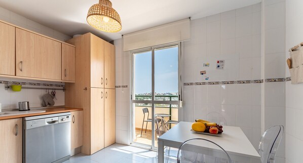 雪櫃、微波爐、焗爐、洗碗機