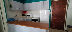 Réfrigérateur, micro-ondes, four, cafetière/bouilloire