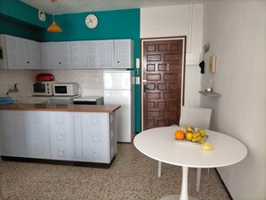 Kühlschrank, Mikrowelle, Ofen, Wasserkocher mit Kaffee-/Teezubehör