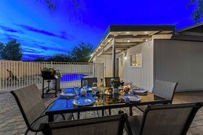 Outdoor dining - Splash in your private FREE heated pool! (Glendale)