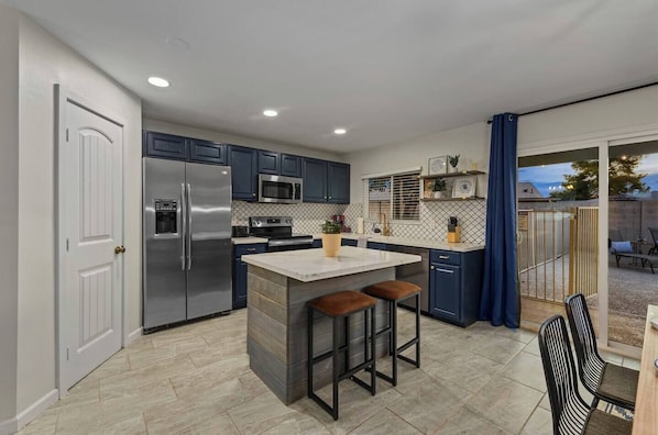 Fridge, microwave, oven, stovetop - Splash in your private FREE heated pool! (Glendale)