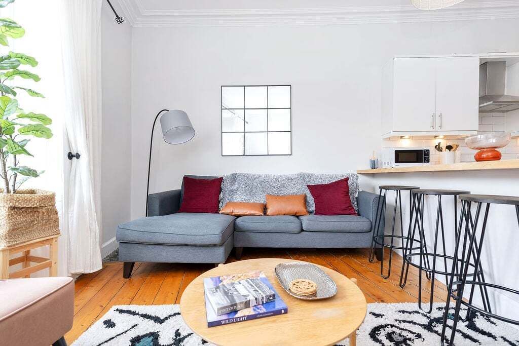 Una televisión, libros