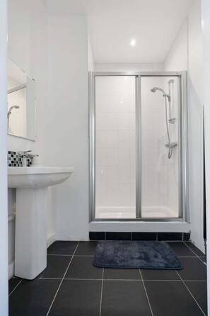 Shower, hair dryer, towels - GuestReady - Stylish 1BR in West Edinburgh (Edinburgh)