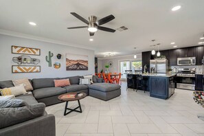 Smart-TV, Kamin, Videospiele, Arbeitsbereiche