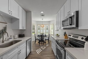 ثلاجة، ميكروويف، فرن، موقد طهي مسطح