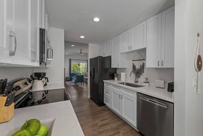 Geladeira, micro-ondas, fogão, cooktop