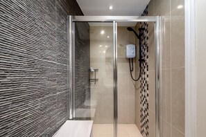 Douche, sèche-cheveux, serviettes fournies